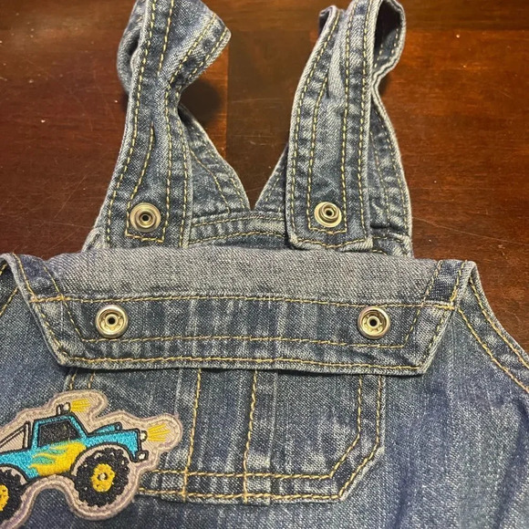 3/$12 kids jean overalls gently used in great condition. Bundle 3 or more $7🎉 - Picture 5 of 10